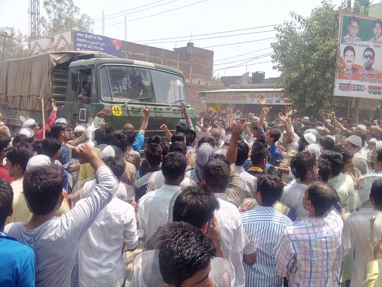 conflict in roorkee, 12 policemen and 20 people injured.