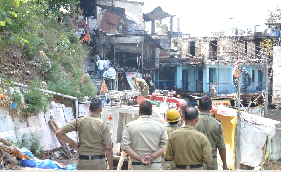 Fire in shops at Baba Balak Nath temple road hamirpur.