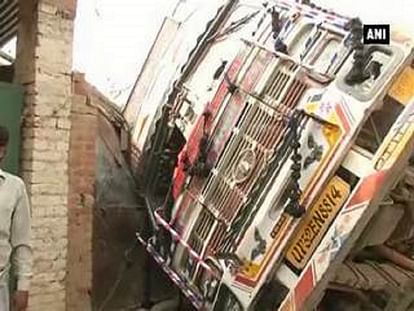 Five dead, one injured as truck collides over houses 