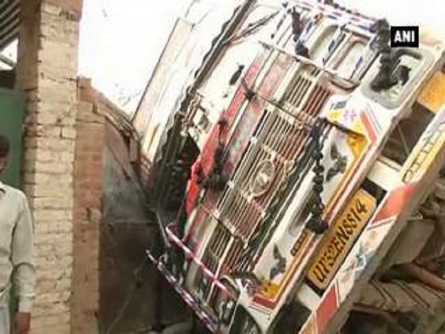 Trucks collide, killing the driver, cleaner injured