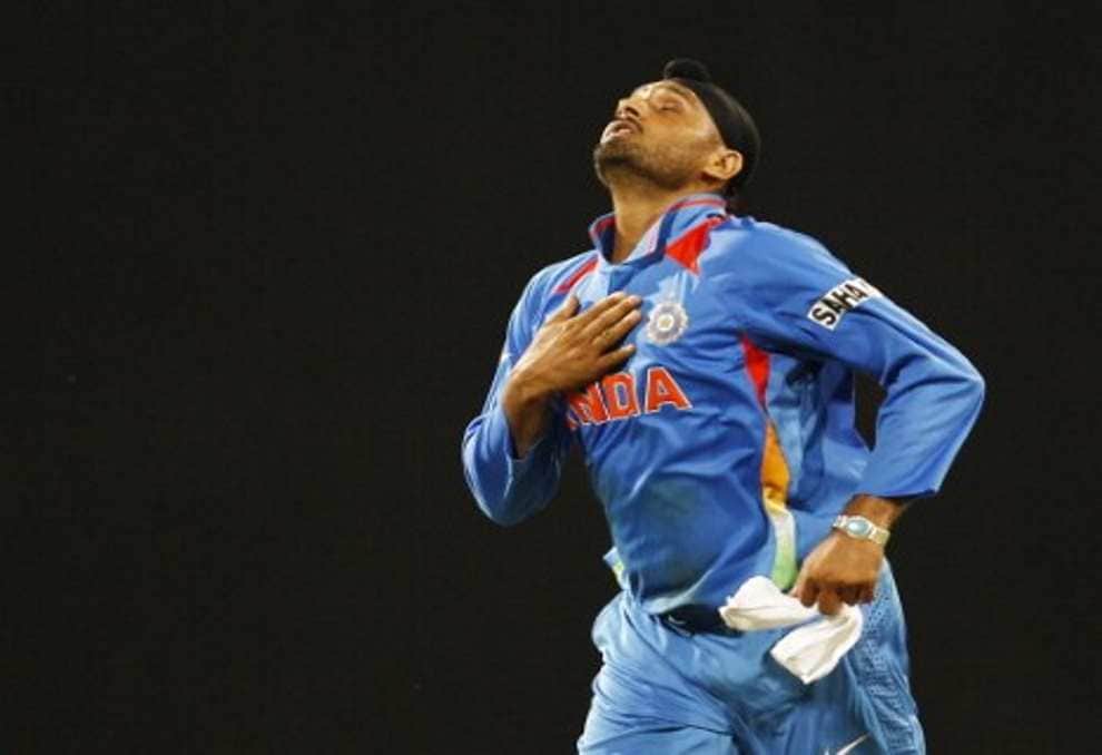 Harbhajan Singh Gets Trolled by David Warner and Indians Fans on Twitter