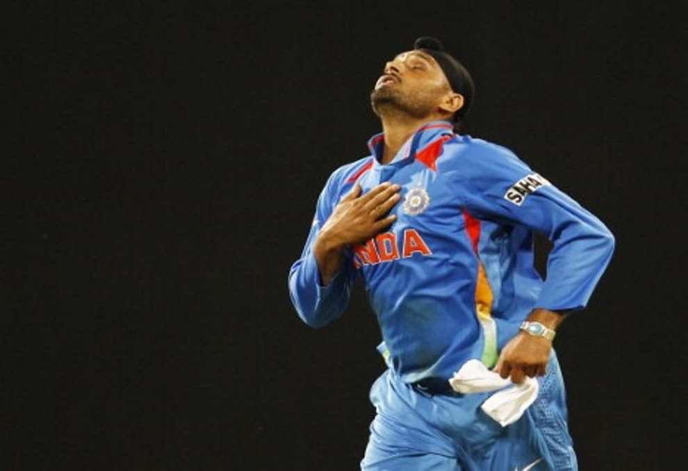 Harbhajan Singh Gets Trolled by David Warner and Indians Fans on Twitter