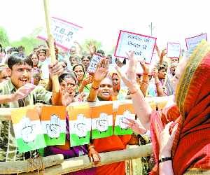 Citizens protesting in the front of Sonia