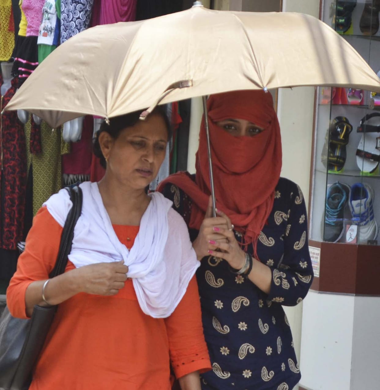 People suffering from heat, mercury sprung The agonies of the extended heat wave