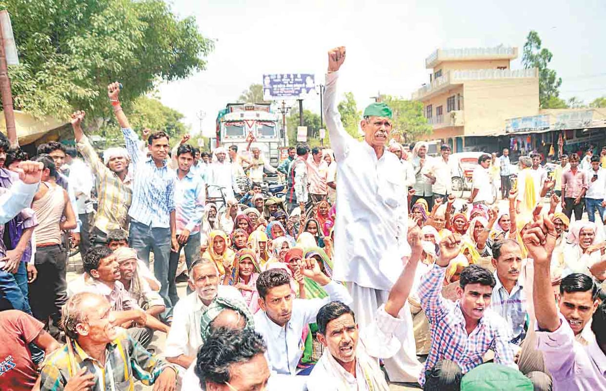 farmers jam highway and shouted
