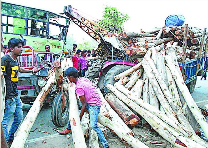 Roadways bus-tractor collision