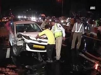 Speeding car hits water tanker at Western Express Highway 