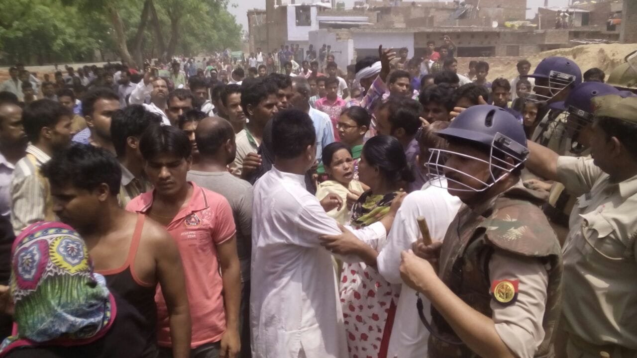 tension in thakurganj area of lucknow after truck accident