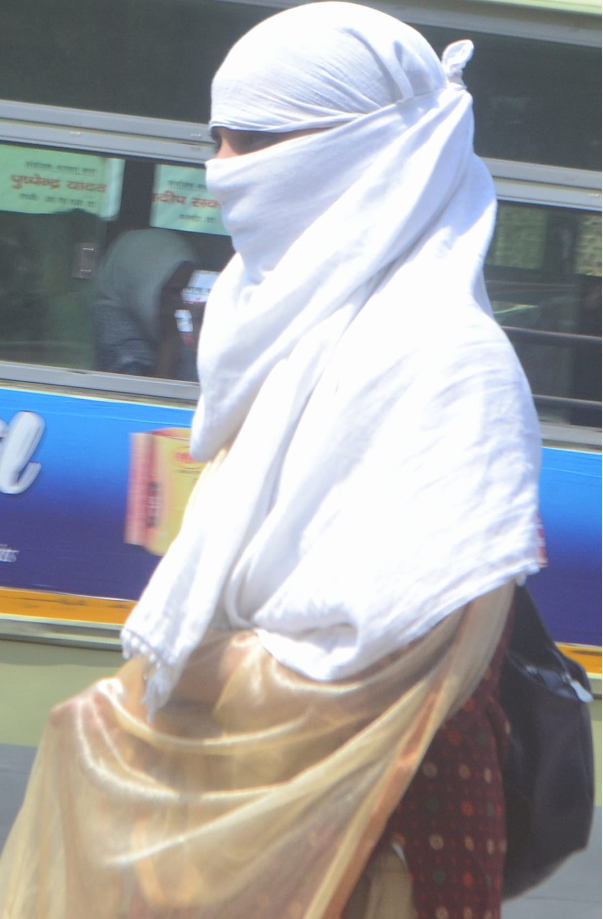 garmee ne sataaya to bijalee ne rulaaya