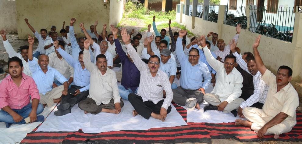 Field workers went on strike in South Kheri forest division