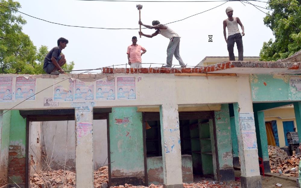 The four-lane road and drove themselves to come in JD encroachment