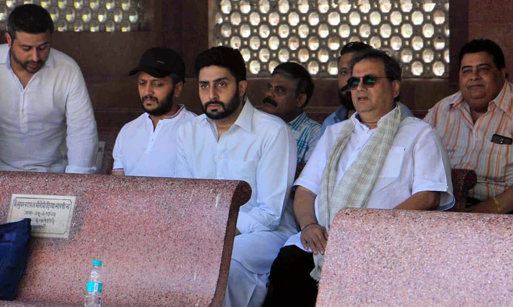 Akshay Kumar, Abhishek Bachchan, Riteish Deshmukh at producer Vikas Mohan's funeral
