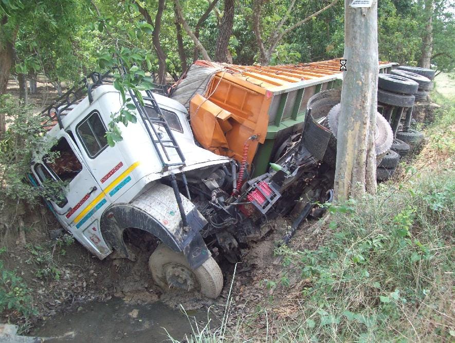 A tire blowout killed, four injured