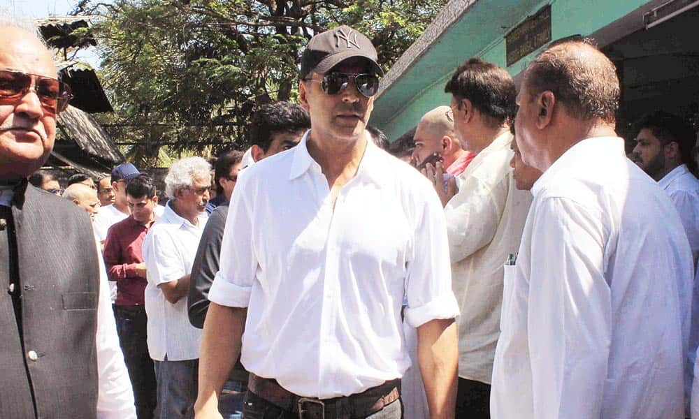 Akshay Kumar, Abhishek Bachchan, Riteish Deshmukh at producer Vikas Mohan's funeral
