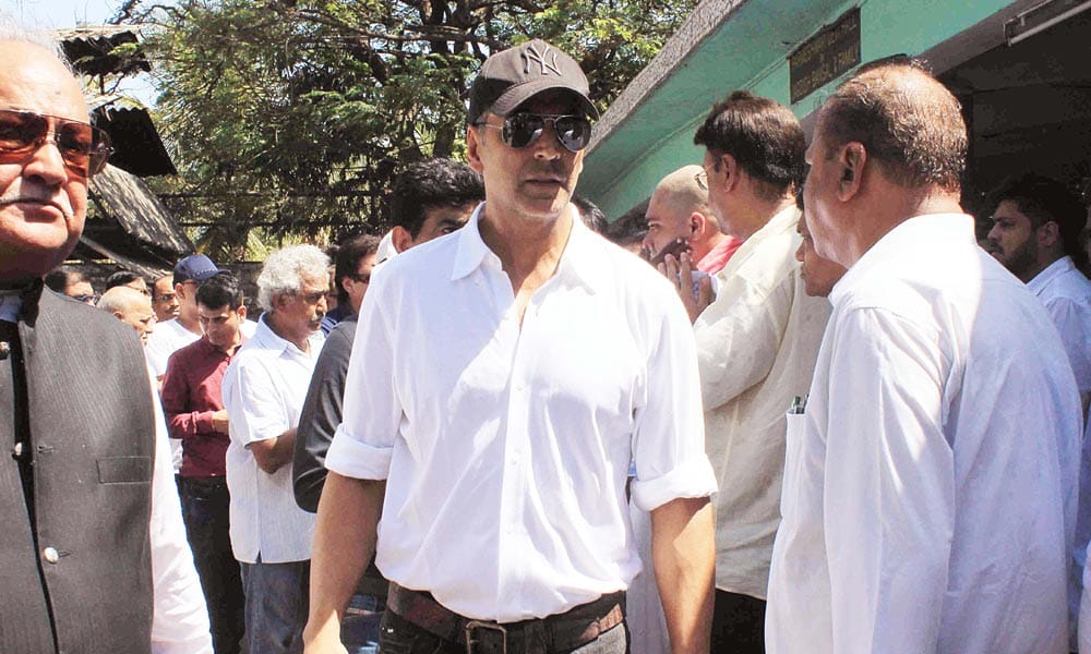 Akshay Kumar, Abhishek Bachchan, Riteish Deshmukh at producer Vikas Mohan's funeral