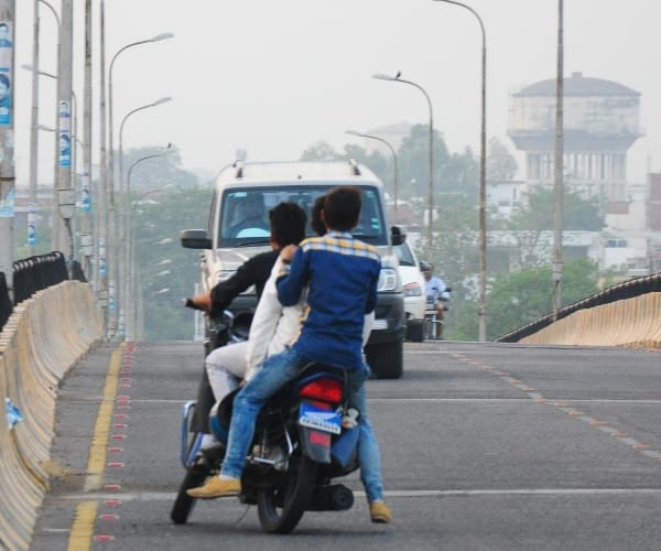Bag Snetching, attampt to loot, robber arrest, Biker gang