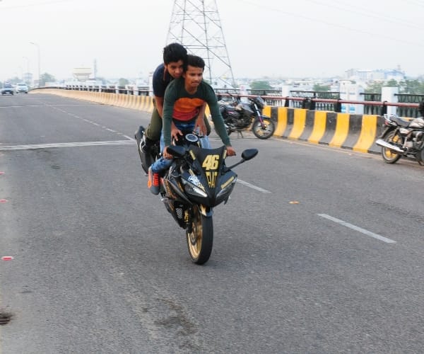 Bikers lakh looted from farmers