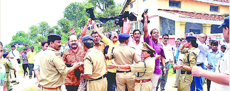 bjp shows black flag