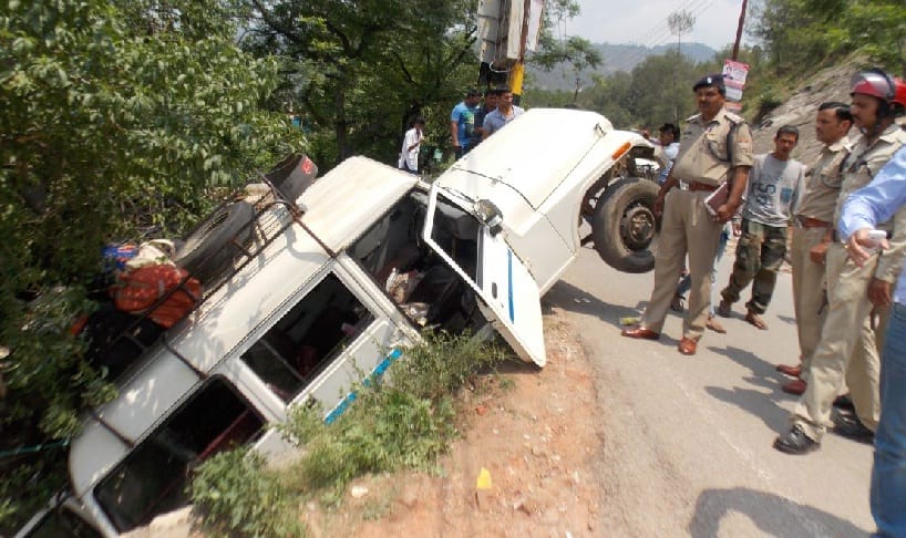 Car falls into bageshwar ditch