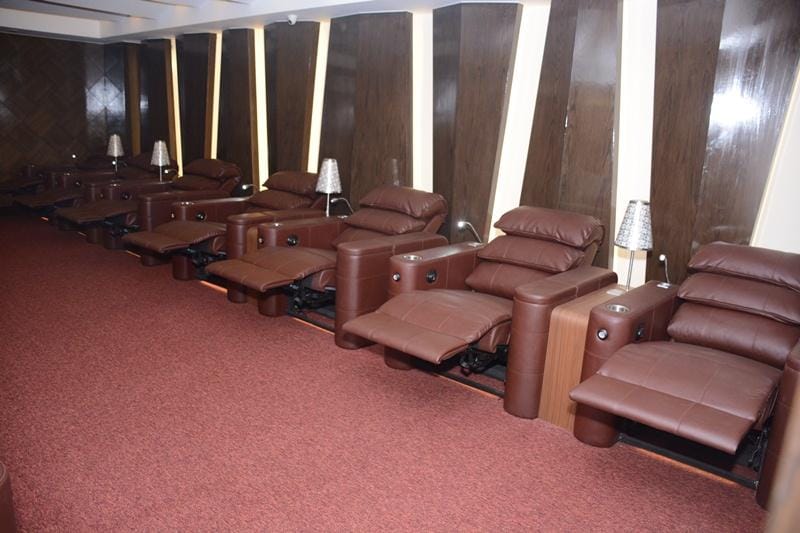 new waiting lounge at new delhi railway station made by irctc is started