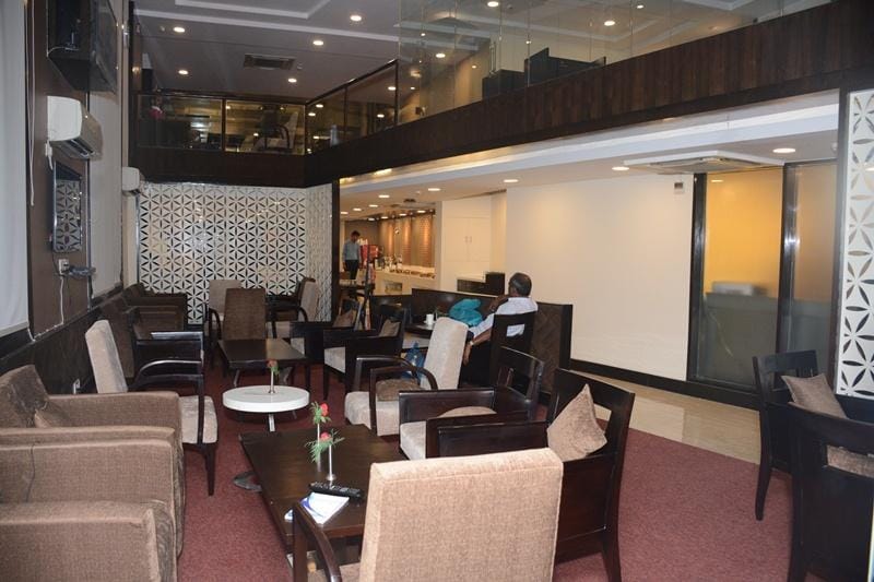 new waiting lounge at new delhi railway station made by irctc is started