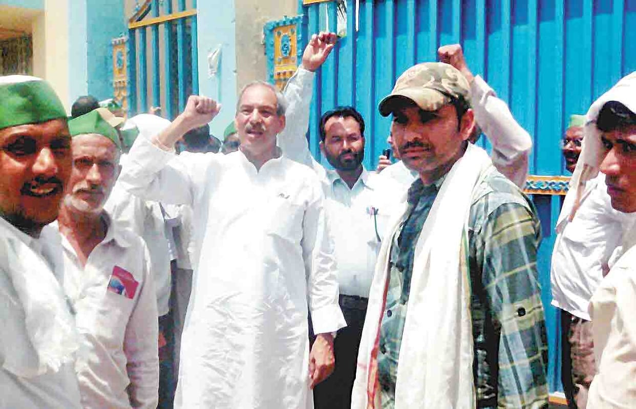 farmers has locked sugar mill