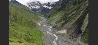 Delhi tourist group trapped in bada bhangal valley at kangra.