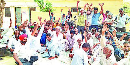 BKU police and villagers on dharna