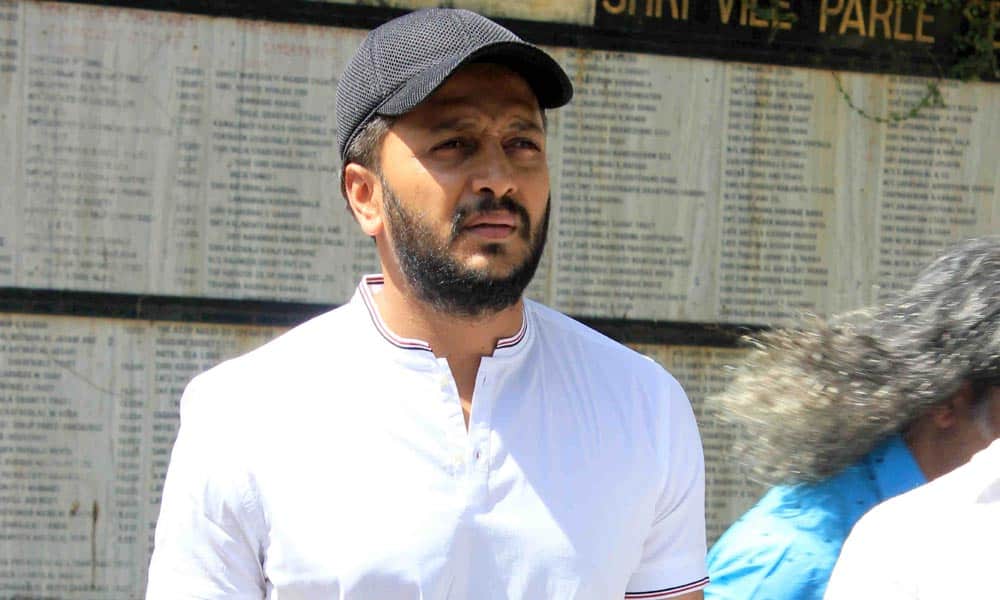 Akshay Kumar, Abhishek Bachchan, Riteish Deshmukh at producer Vikas Mohan's funeral