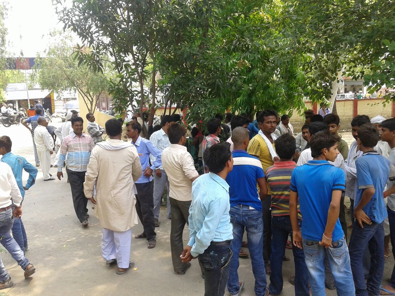 robbers attack in three houses  in gonda