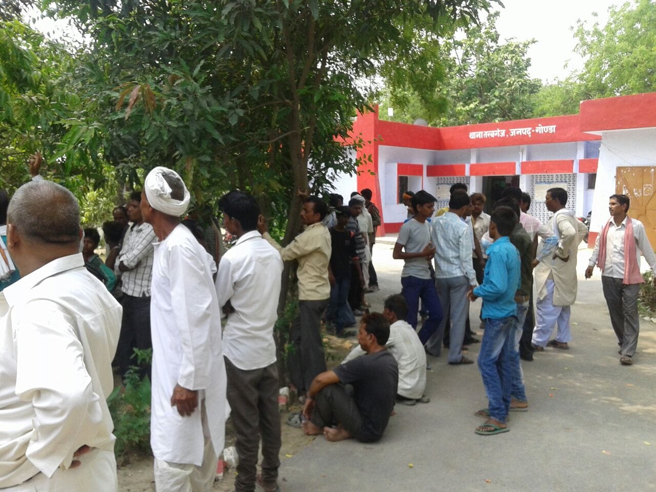 robbers attack in three houses  in gonda
