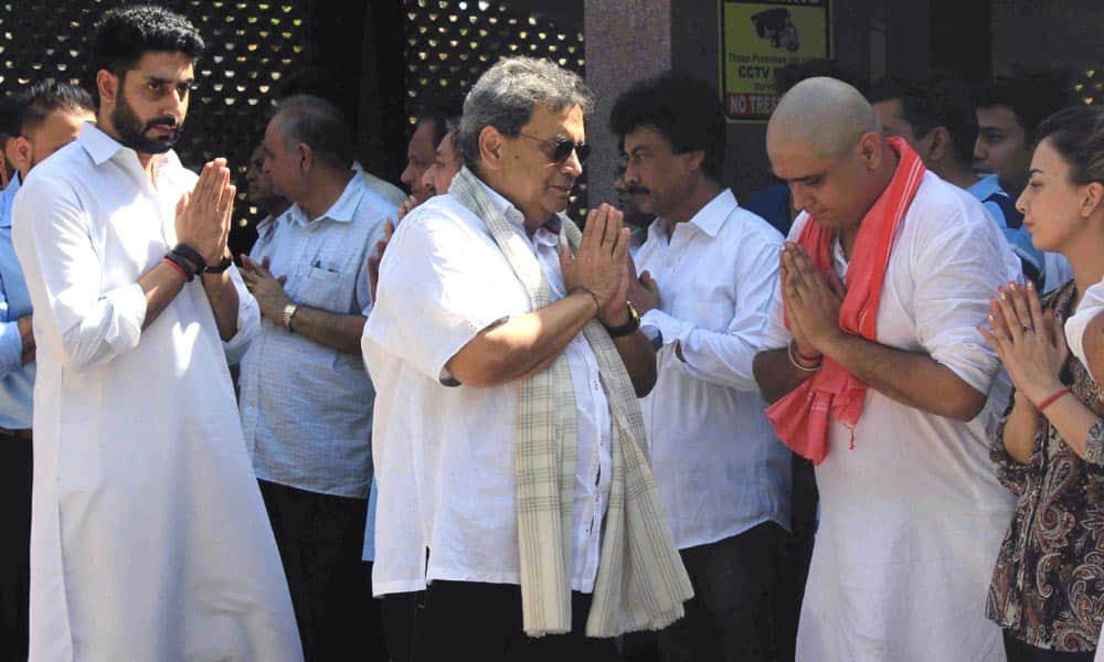 Akshay Kumar, Abhishek Bachchan, Riteish Deshmukh at producer Vikas Mohan's funeral