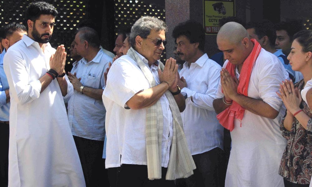 Akshay Kumar, Abhishek Bachchan, Riteish Deshmukh at producer Vikas Mohan's funeral