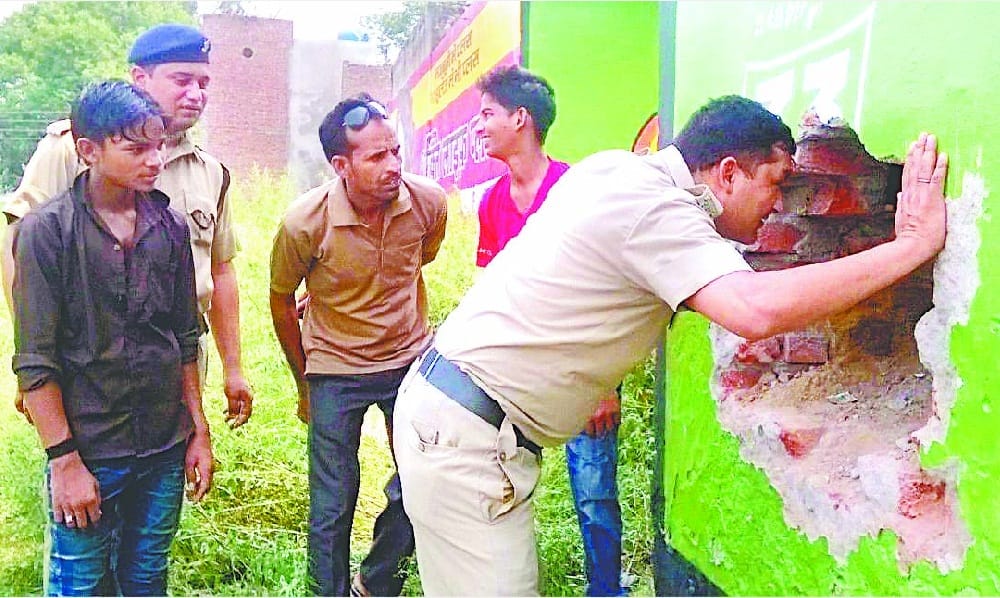 thried to rob the Grameen Bank after cutting the wall