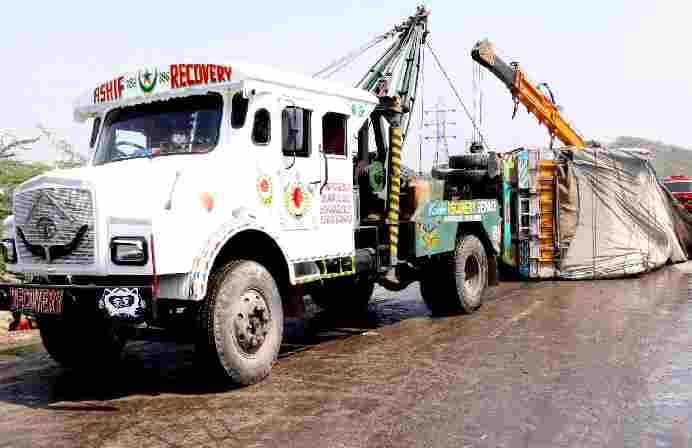 truck accident, truck full of honey accident, honey speaded on raod, panchkula