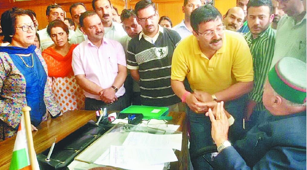 Non teaching employees meeting with CM Virbhadra singh.