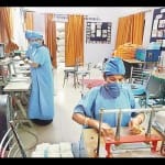 नैपकिन यूनिट में काम करती महिलाएं