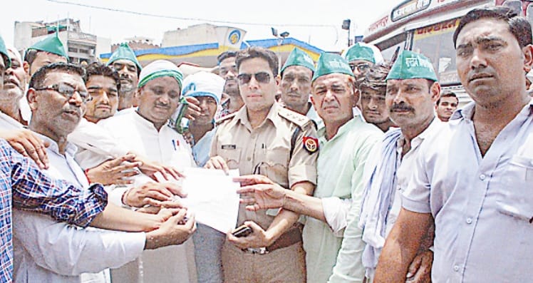 farmers on road for rights