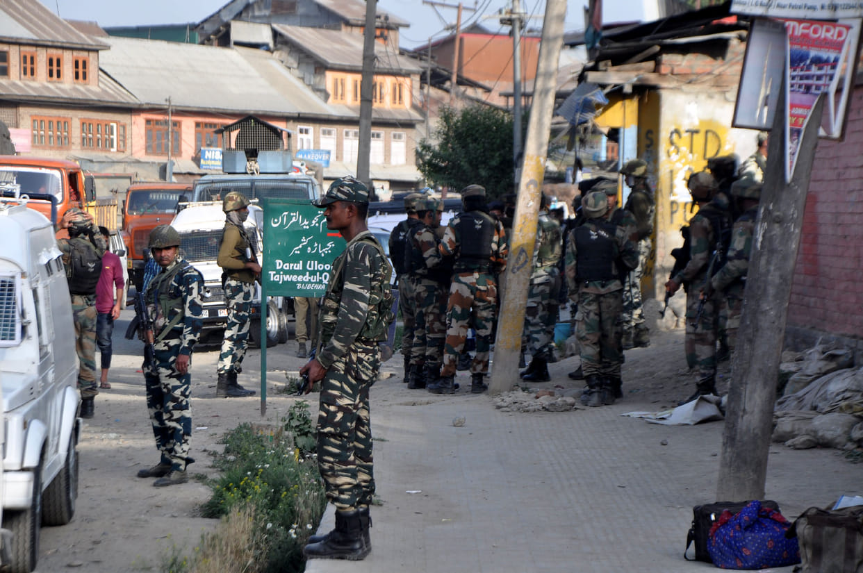 Hizbul militants attacked on security forces