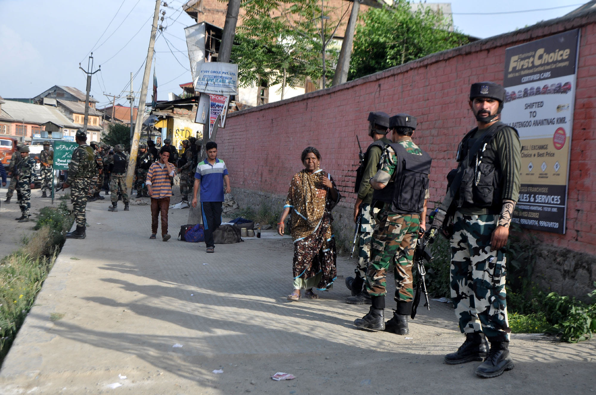 Hizbul militants attacked on security forces