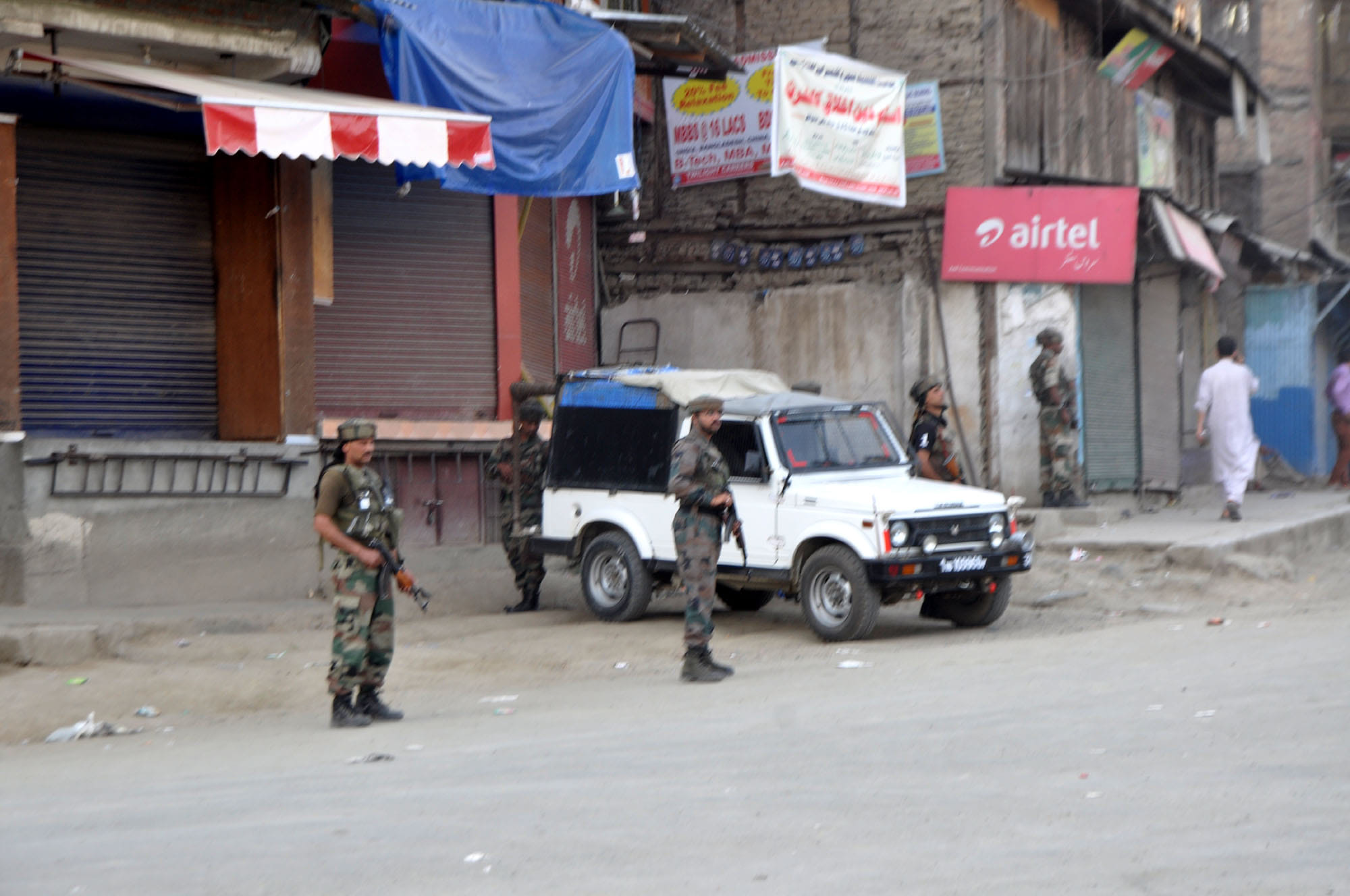 Hizbul militants attacked on security forces