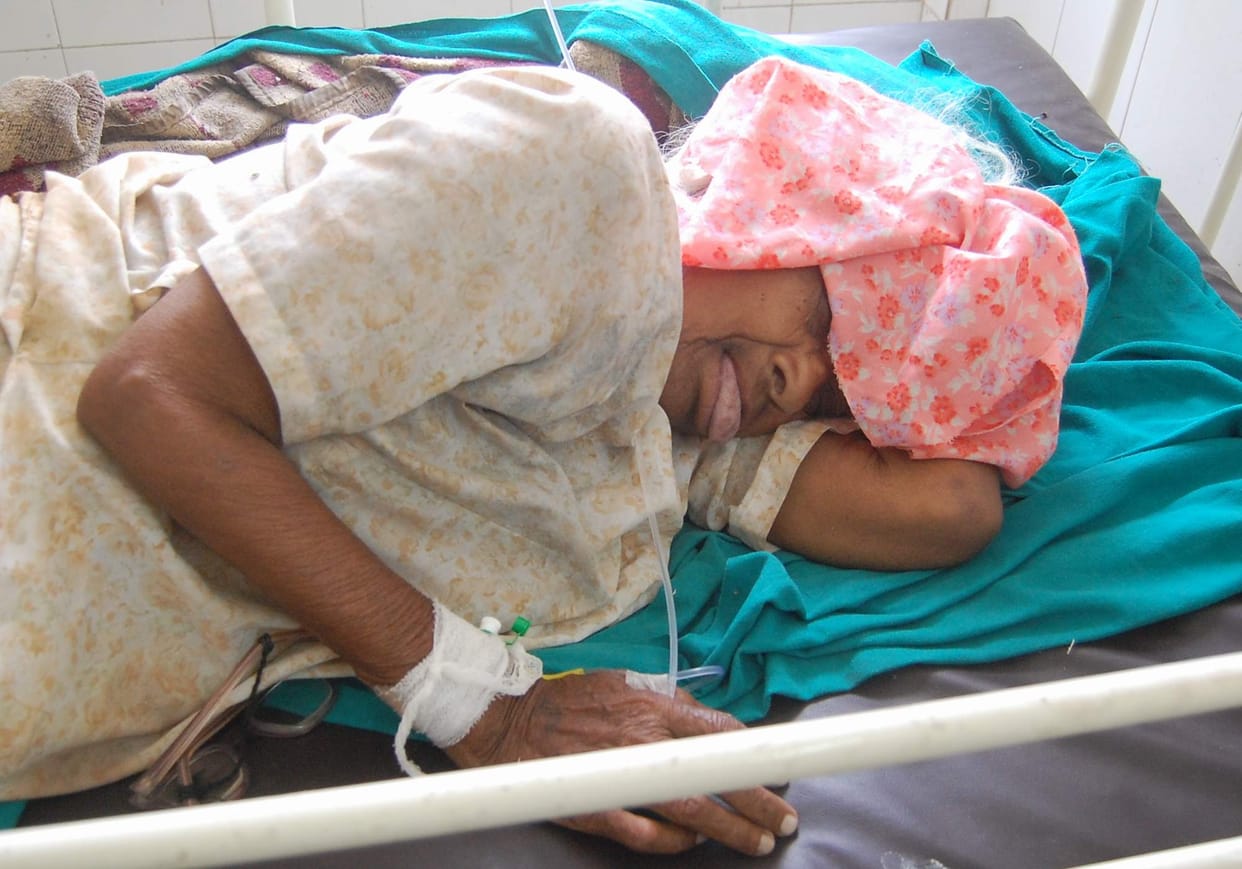 husband wife take poison and jumped into ganga.
