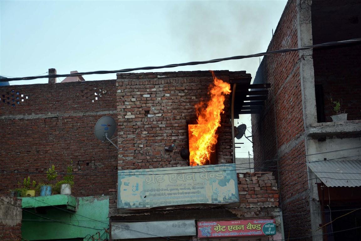 With the explosion in the house cracked cylinder , fire losses