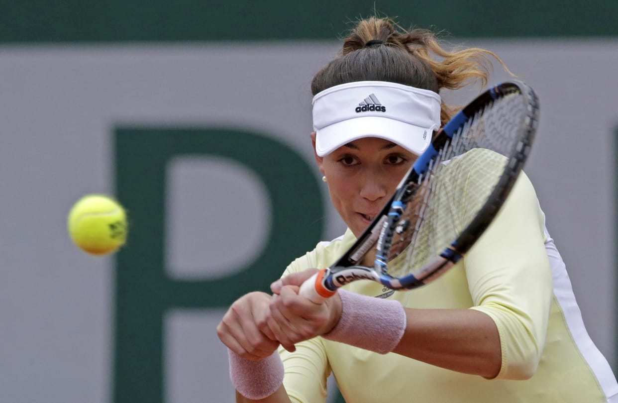  Garbine Muguruza beats Australian Samantha Stosur 6-2 6-4 in the semi-finals of the French Open