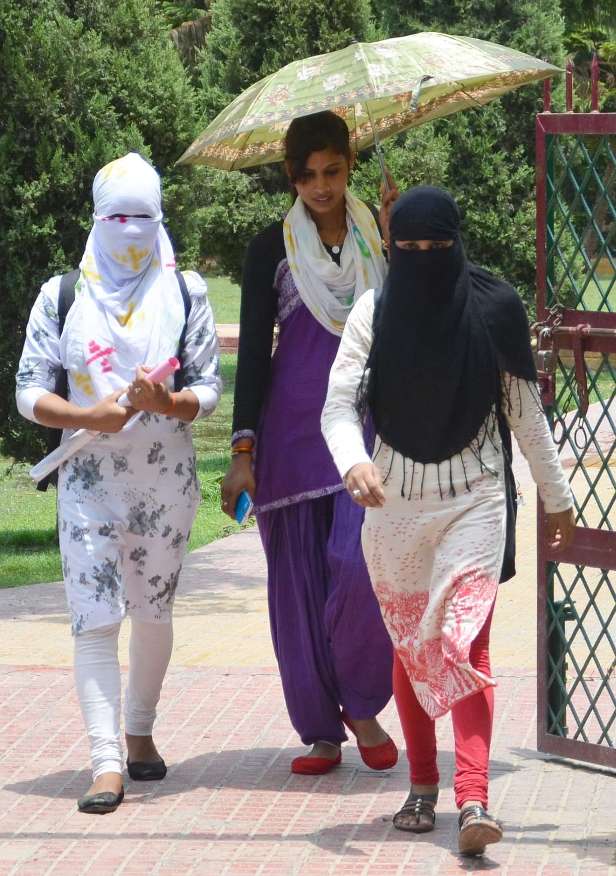 People suffering throughout the day in heat.