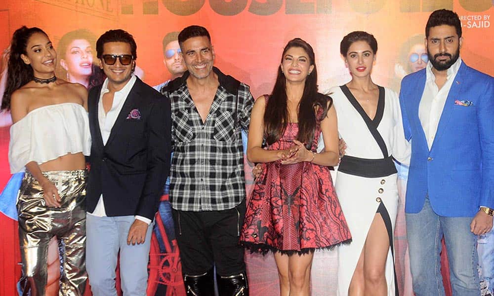 Akshay Kumar shared a photo with Ritesh Deshmukh and Bobby Deol of Housefull 4 set