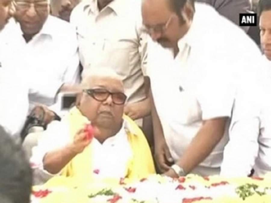 करुणानिधि ने डीएमके पार्टी फाउंडर सीएन अन्नादुराई को दी श्रद्धांजलि
