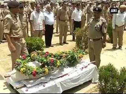 Wreath laying ceremony of Mathura SP Mukul Dwivedi held