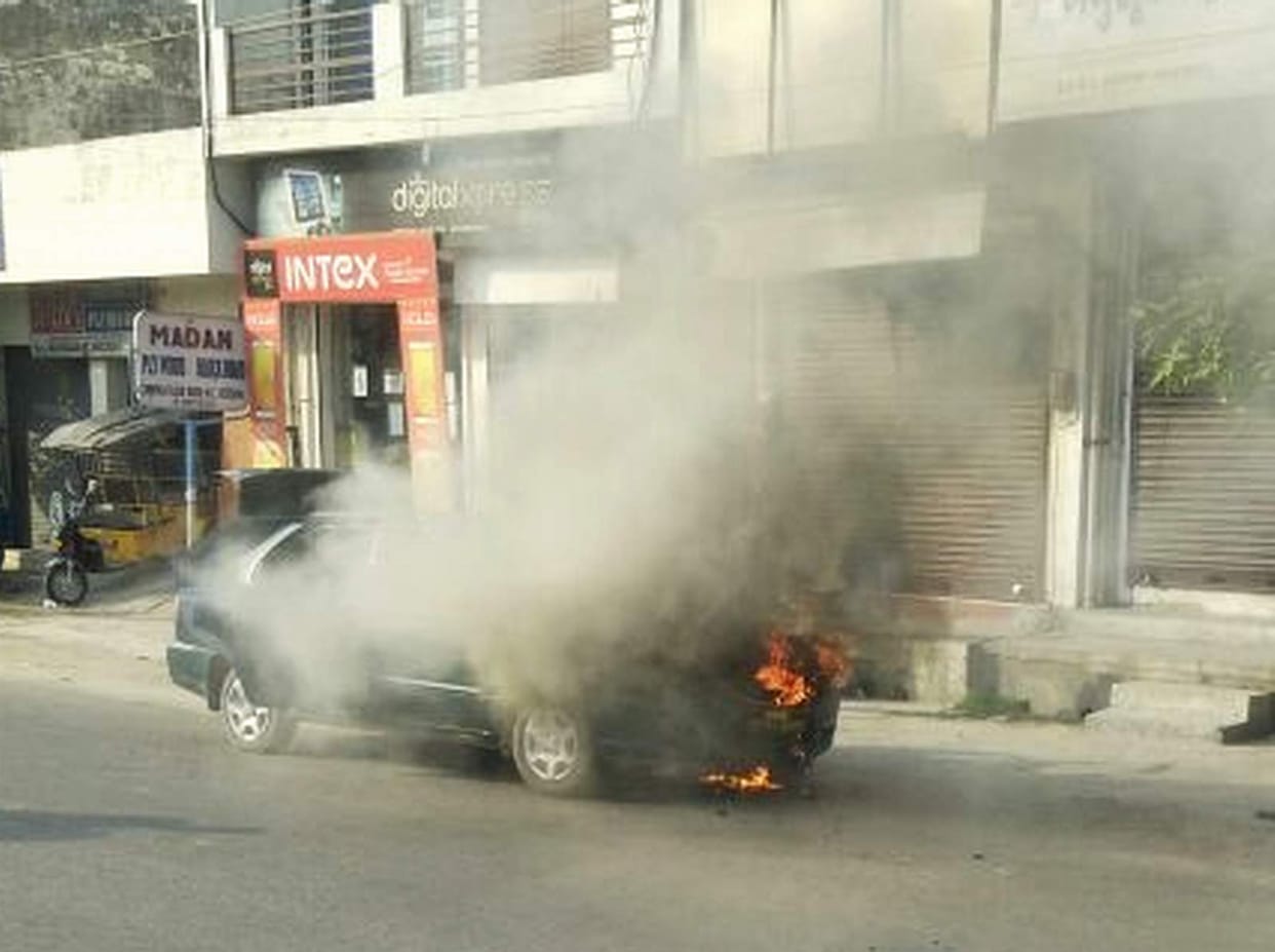 moving car caught fire, riders safe