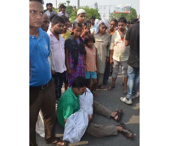 Protest on the death of mother and daughter in lucknow.